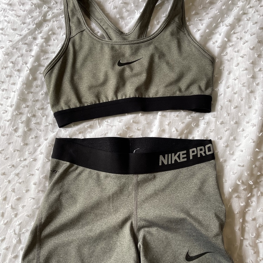 Nike sports bra / spandex set!!